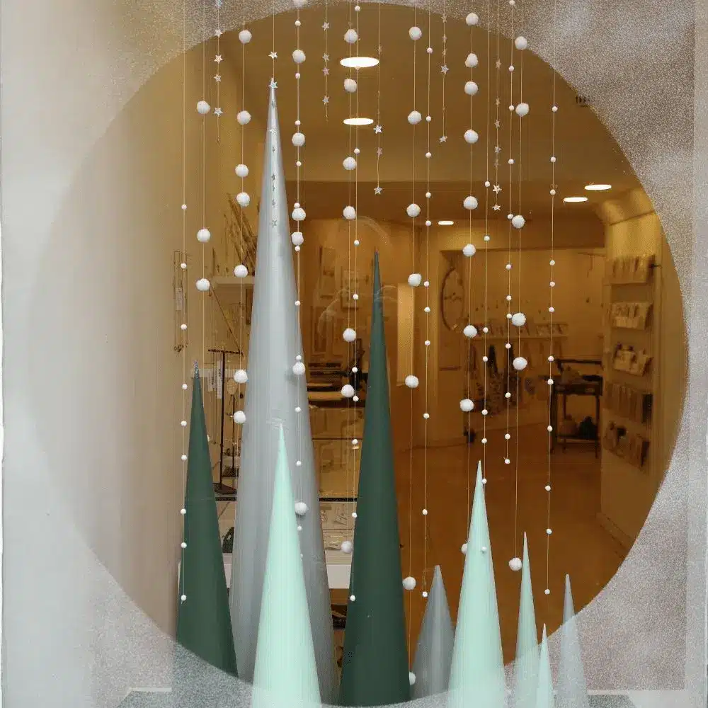 Imagem ilustrativa de uma vitrine de Natal com elementos divertidos e diferentes.