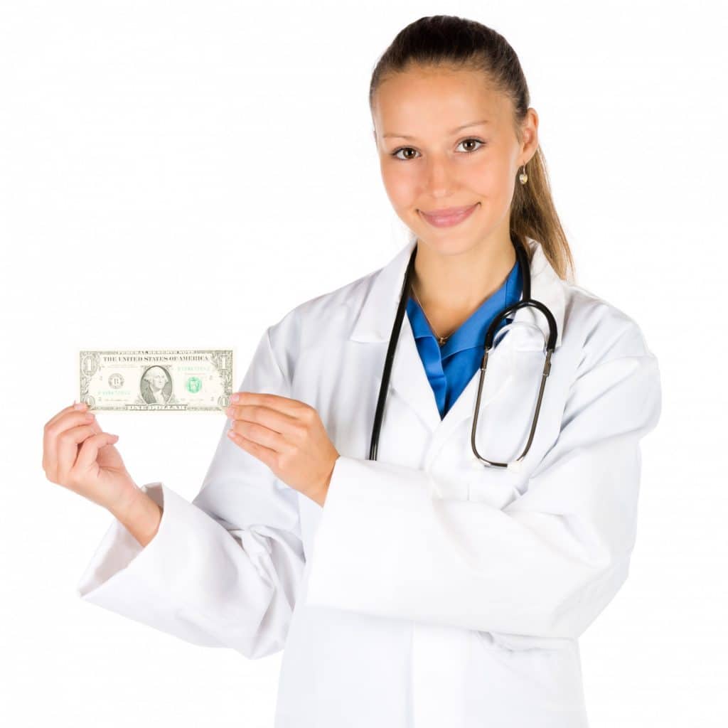 Imagem de um médico segurando dinheiro, representando a relação de negócios entre profissionais de saúde e arquitetos.