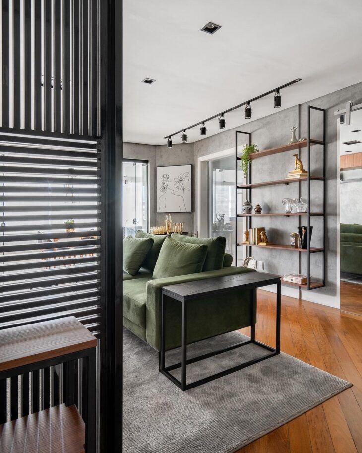 A estante suspensa é ideal para espaços pequenos ou até mesmo para quem busca uma decoração moderna.