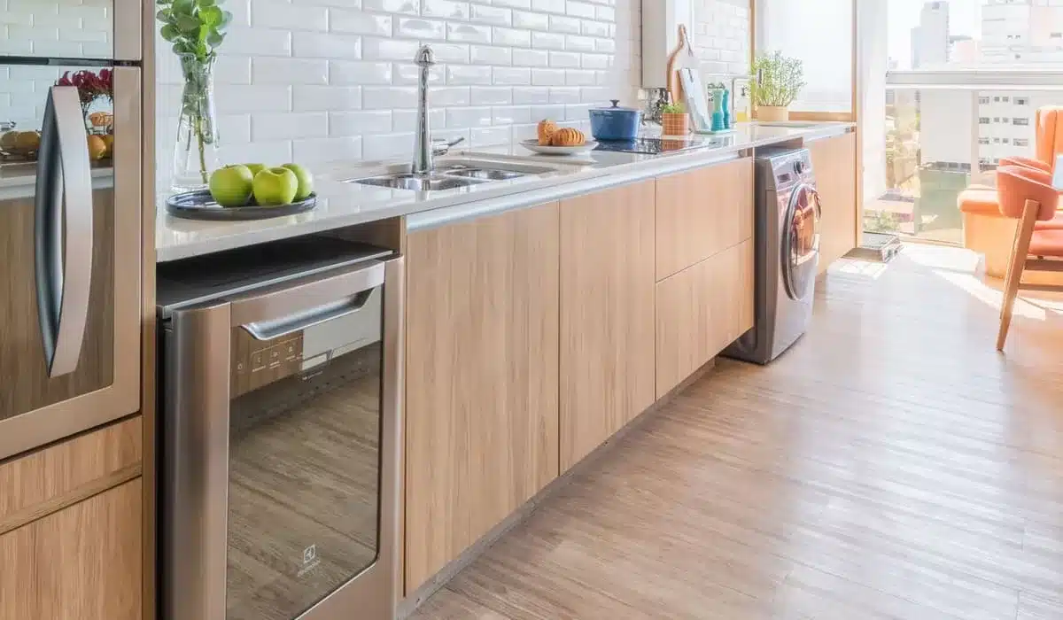 IS IT WORTH USING VINYL FLOORING IN THE KITCHEN? WHAT NO ONE TELLS YOU ABOUT THIS MATERIAL 9 Capa ilustrativa com diferentes estilos de cozinha.