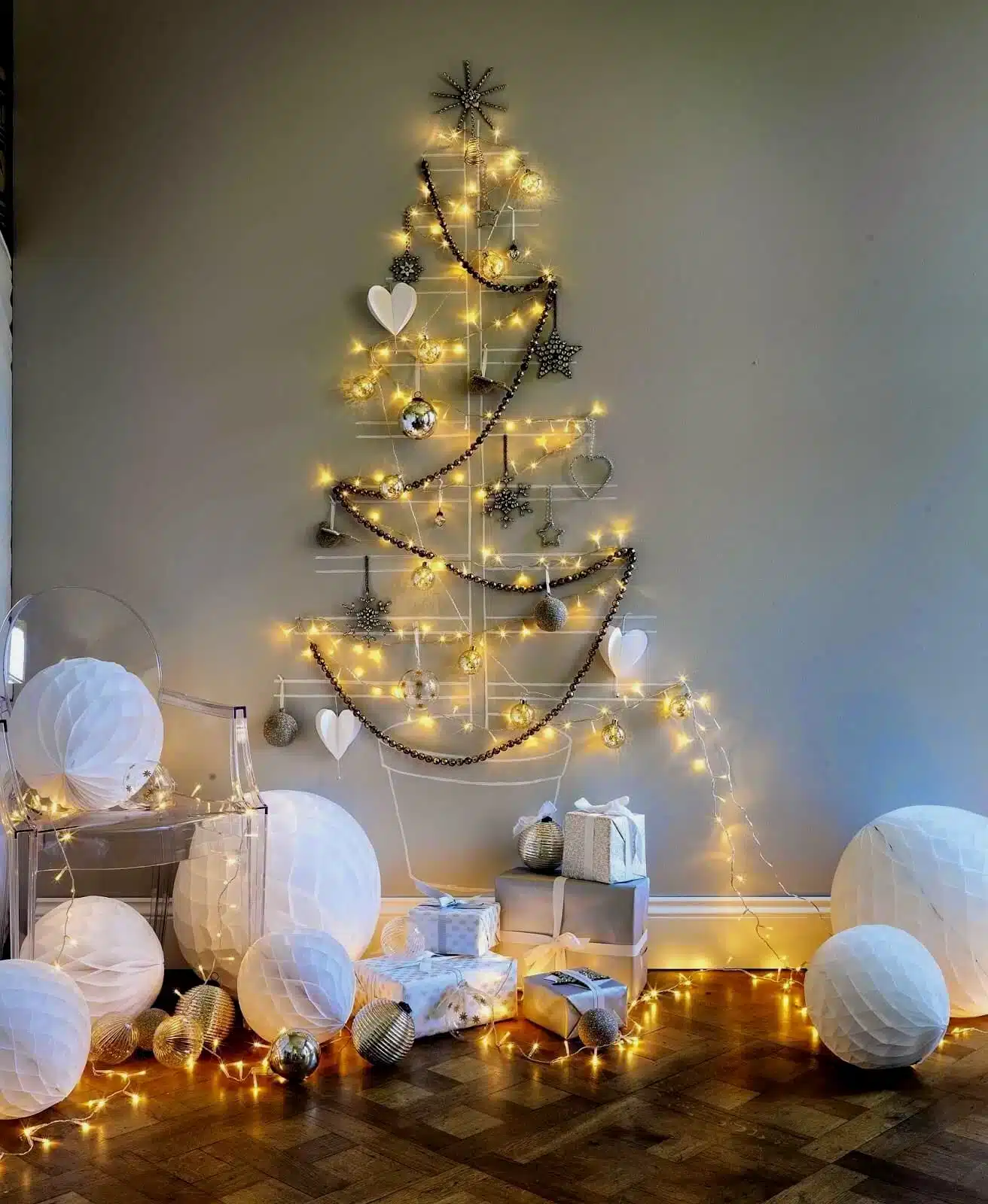 Árvore de Natal feita com garrafinhas recicladas que informam sobre hábitos saudáveis.