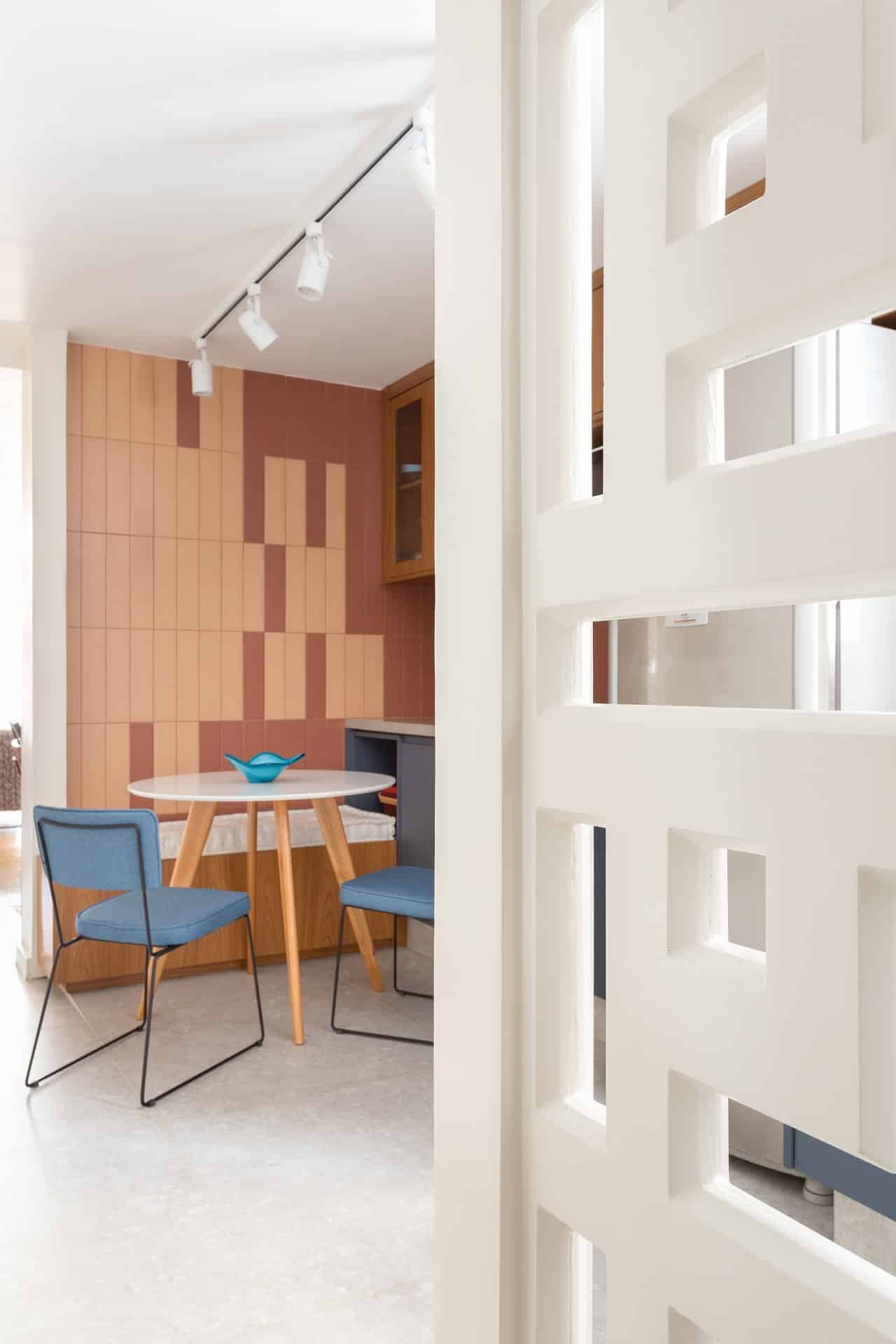 Peach Fuzz: 6 Options for Peach-Colored Tiles to Embrace the Trend 7 Detalhe de cozinha com revestimentos em tons alaranjados