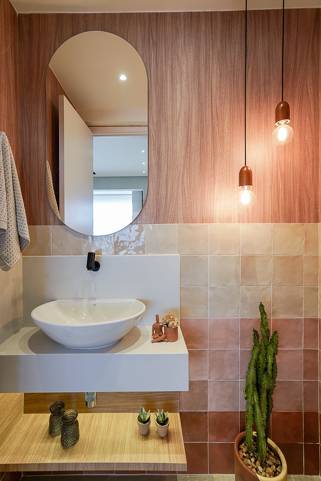 Peach Fuzz: 6 Options for Peach-Colored Tiles to Embrace the Trend 9 Lavabo com revestimento em degradê rosado na parede atrás da cuba