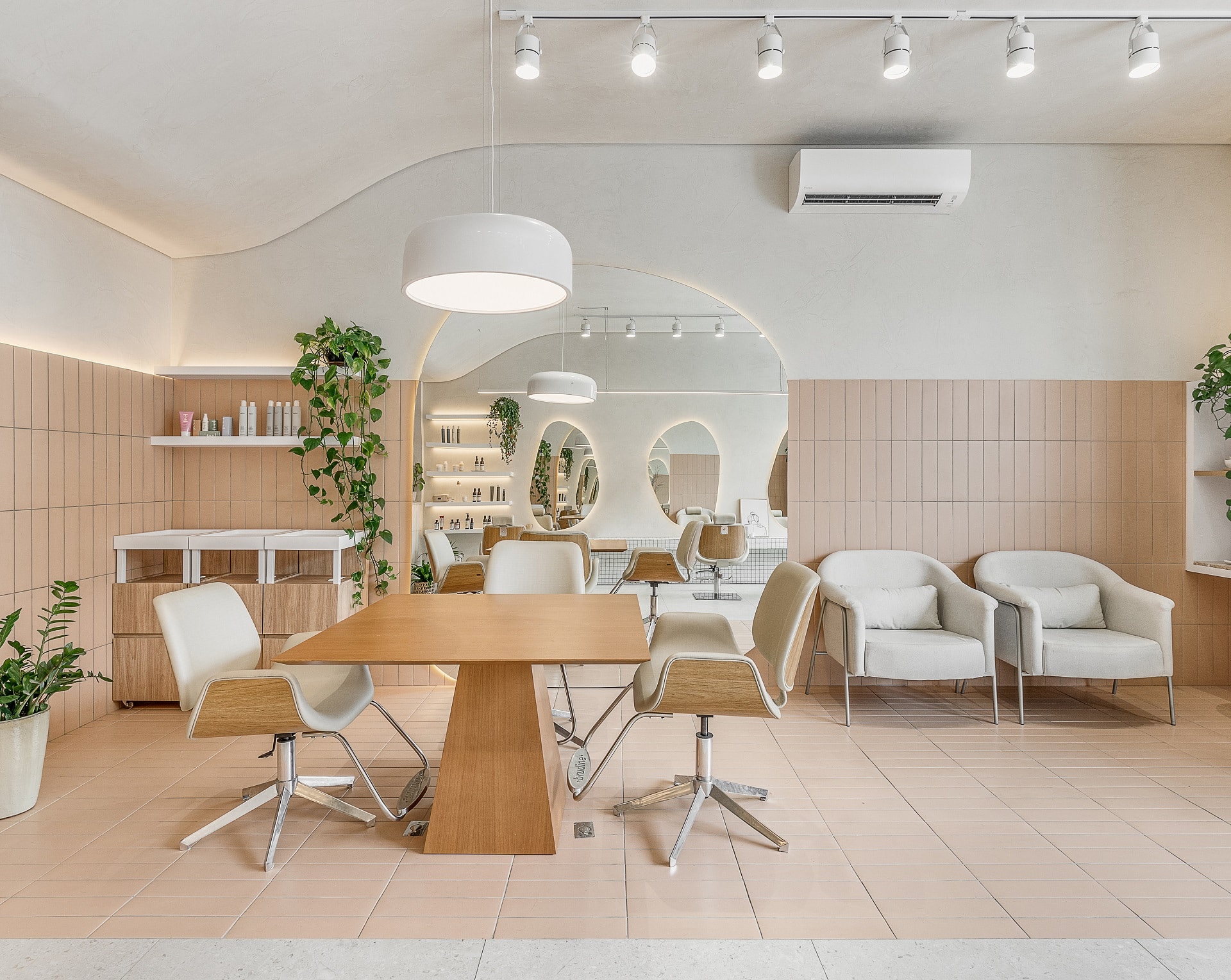 Peach Fuzz: 6 Options for Peach-Colored Tiles to Embrace the Trend 5 Escritório em tons de branco e pêssego