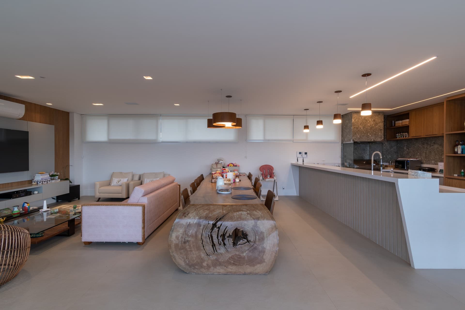 Resistente e fácil de limpar, reprodução de cimento queimado em porcelanato é versátil (Projeto: Flávia Tavares / Foto: Cintia Figueiredo)