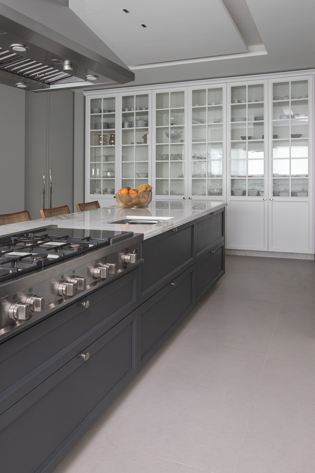 Concrete Effect Porcelain Tile: Add an Urban Touch to Your Decor 7 O piso de porcelanato cimento queimado é uma alternativa contemporânea e elegante para quartos, salas, cozinhas, banheiros e áreas externas (Projeto: AMMO Arquitetura e Interiores)