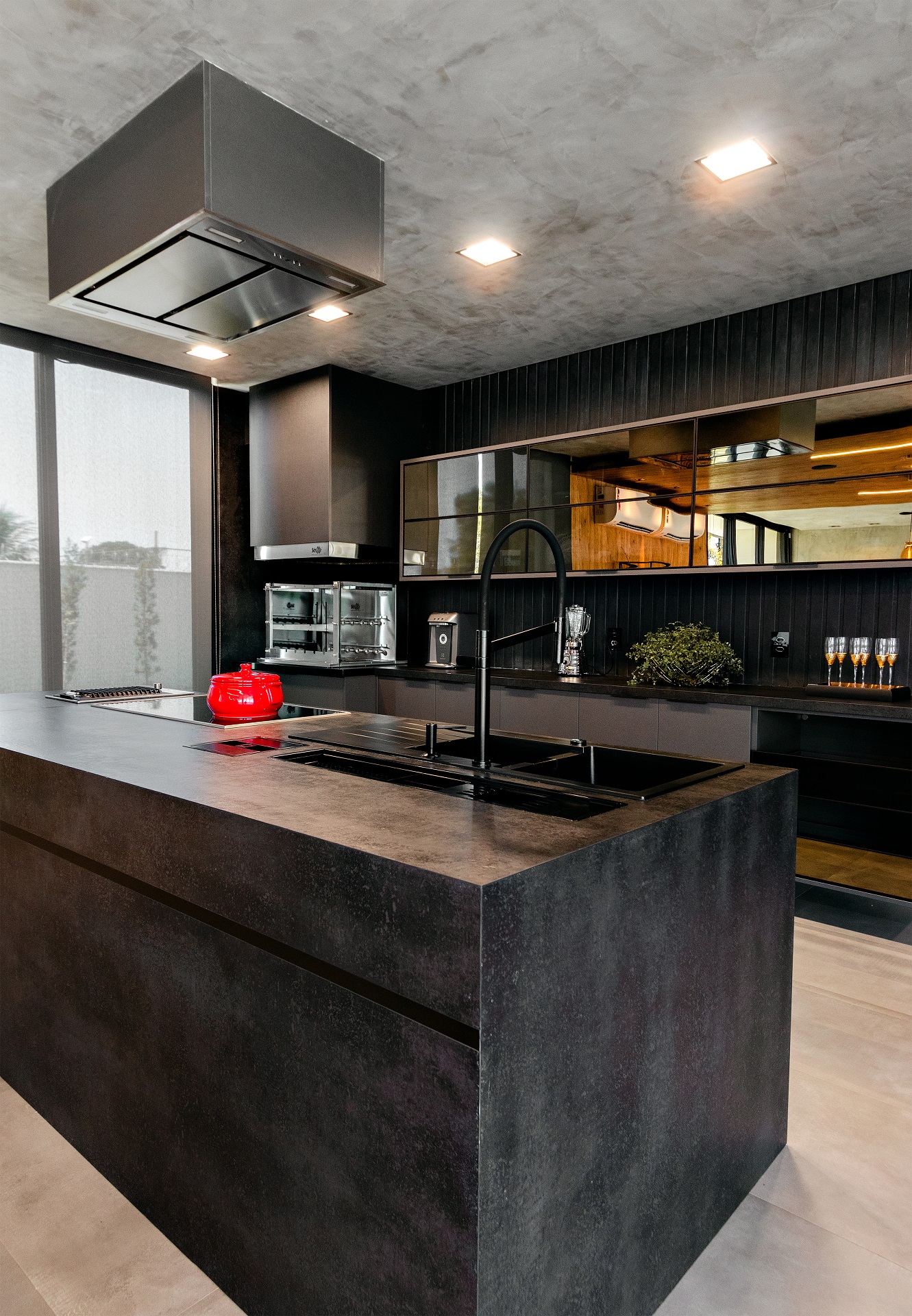 Concrete Effect Porcelain Tile: Add an Urban Touch to Your Decor 9 Bancada em porcelanato é prática e resistente (Projeto: Bethania Campos Arquitetura)