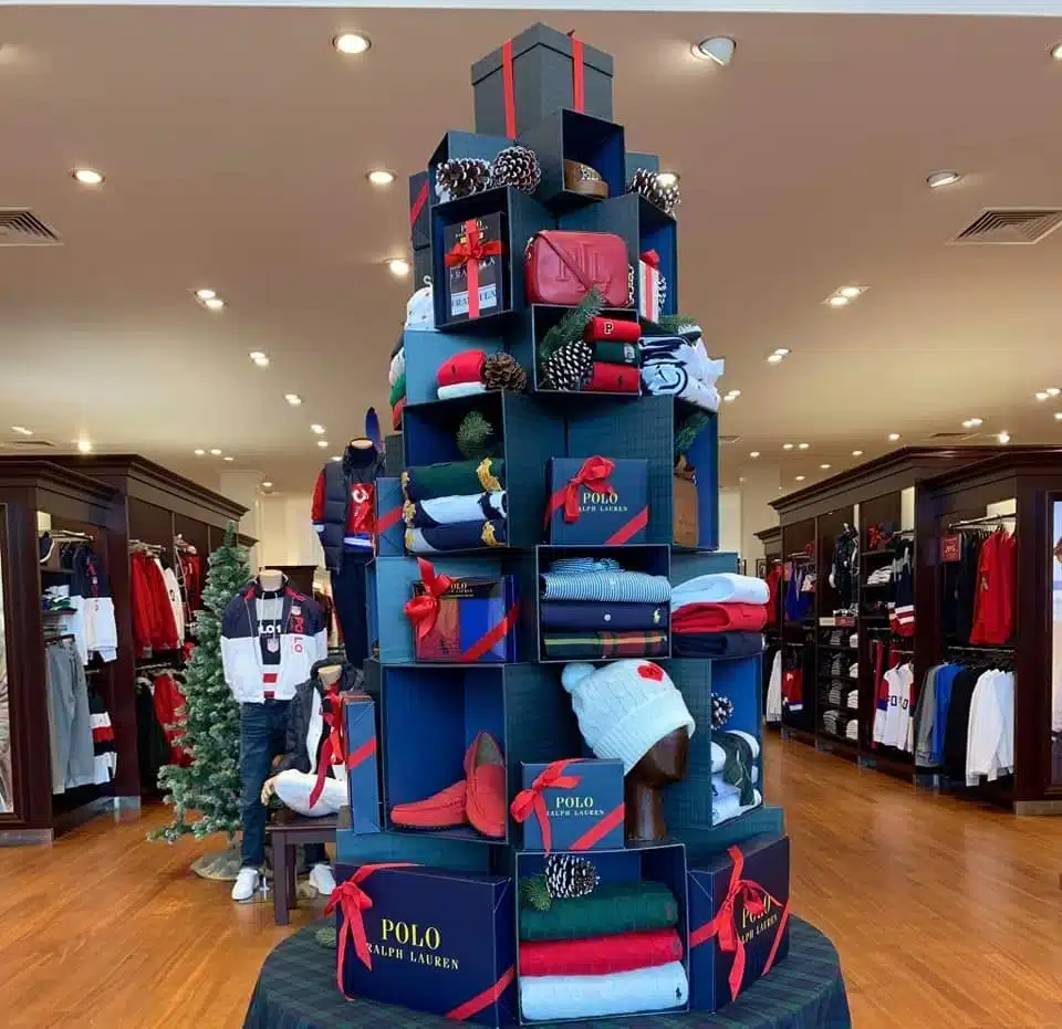 Decoração de loja com a árvore de Natal na parede, otimizando o espaço.