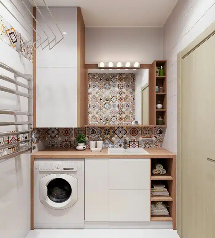 Small Laundry Room: 5 Tips for a Functional Space 9 Foto de uma lavanderia pequena com uma máquina de lavar e secar compacta.