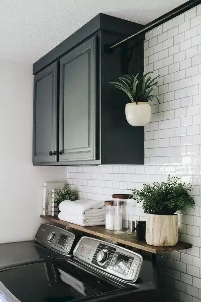 Small Laundry Room: 5 Tips for a Functional Space 10 Foto de uma lavanderia pequena com revestimento e decoração moderna.