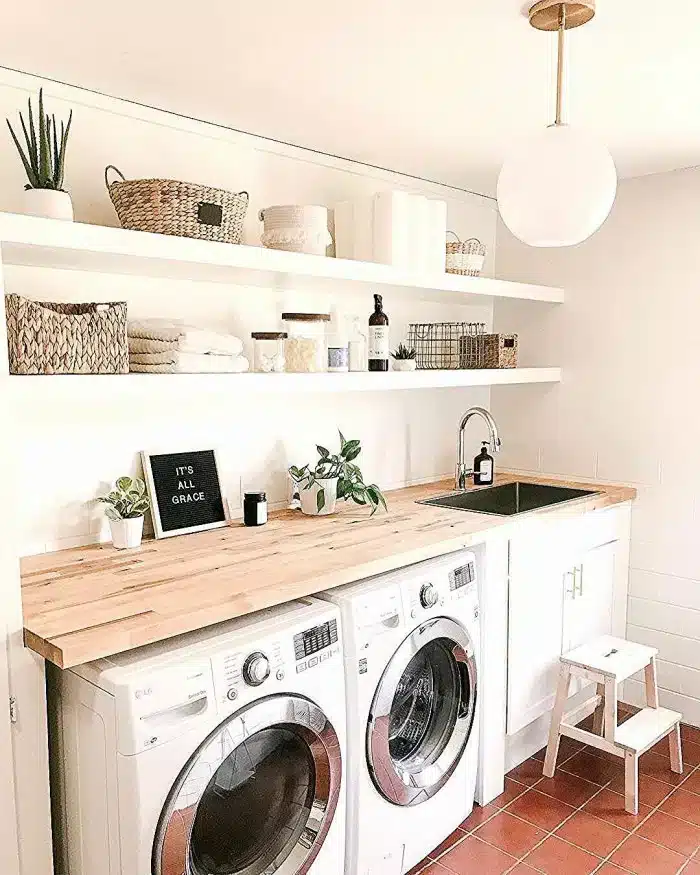 Small Laundry Room: 5 Tips for a Functional Space 2 Foto de uma lavanderia pequena bem organizada e funcional com detalhes contemporâneos.