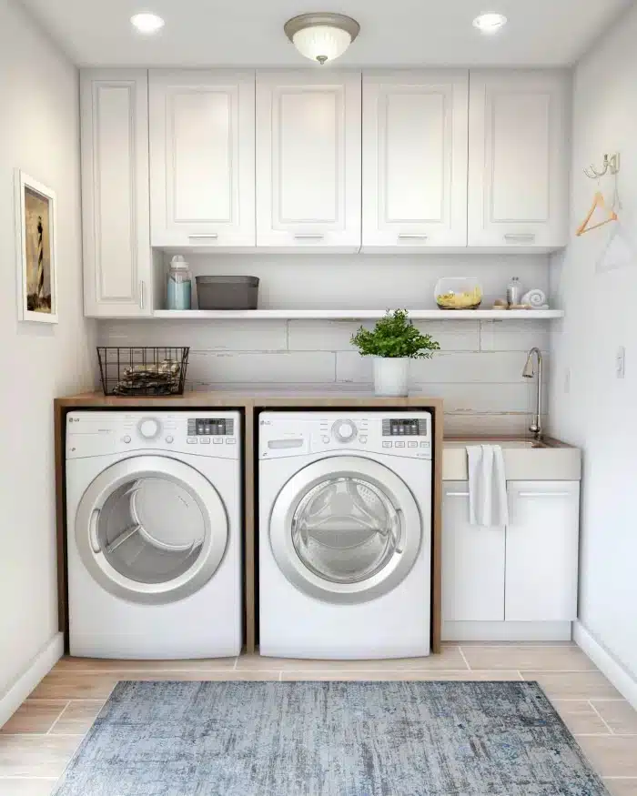 Small Laundry Room: 5 Tips for a Functional Space 3 Foto de uma lavanderia pequena otimizada com armários.