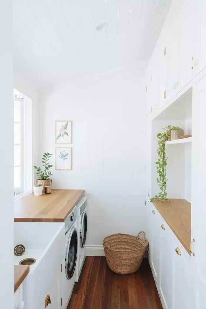 Small Laundry Room: 5 Tips for a Functional Space 5 Foto de uma lavanderia pequena com prateleiras e acessórios organizadores.