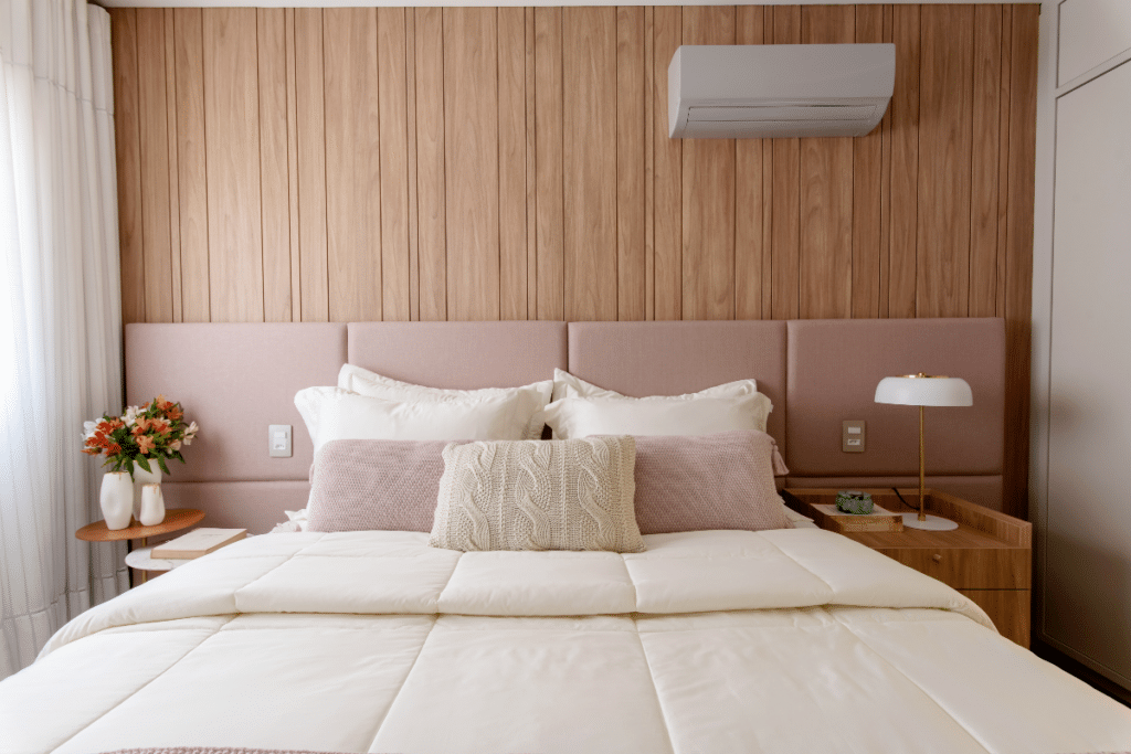 Parede de quarto revestida em madeira com frisos. A madeira com frisos adiciona movimento ao painel no quarto (Projeto: Paiva e Passarini Arquitetura | Imagem: Xavier Neto).