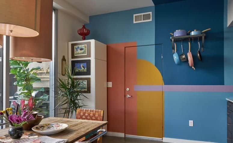 Geometric Walls: 70 Inspiring Ideas to Decorate Your Space 3 Para esse projeto, você usará 4 cores diferentes de tinta acrílica fosca, um pincel de uma polegada e meia, um pincel de uma polegada e fita crepe para marcar o desenho. As cores utilizadas foram branco gelo, cinza claro, vermelho e preto, mas podem ser modificadas de acordo com o seu gosto pessoal.