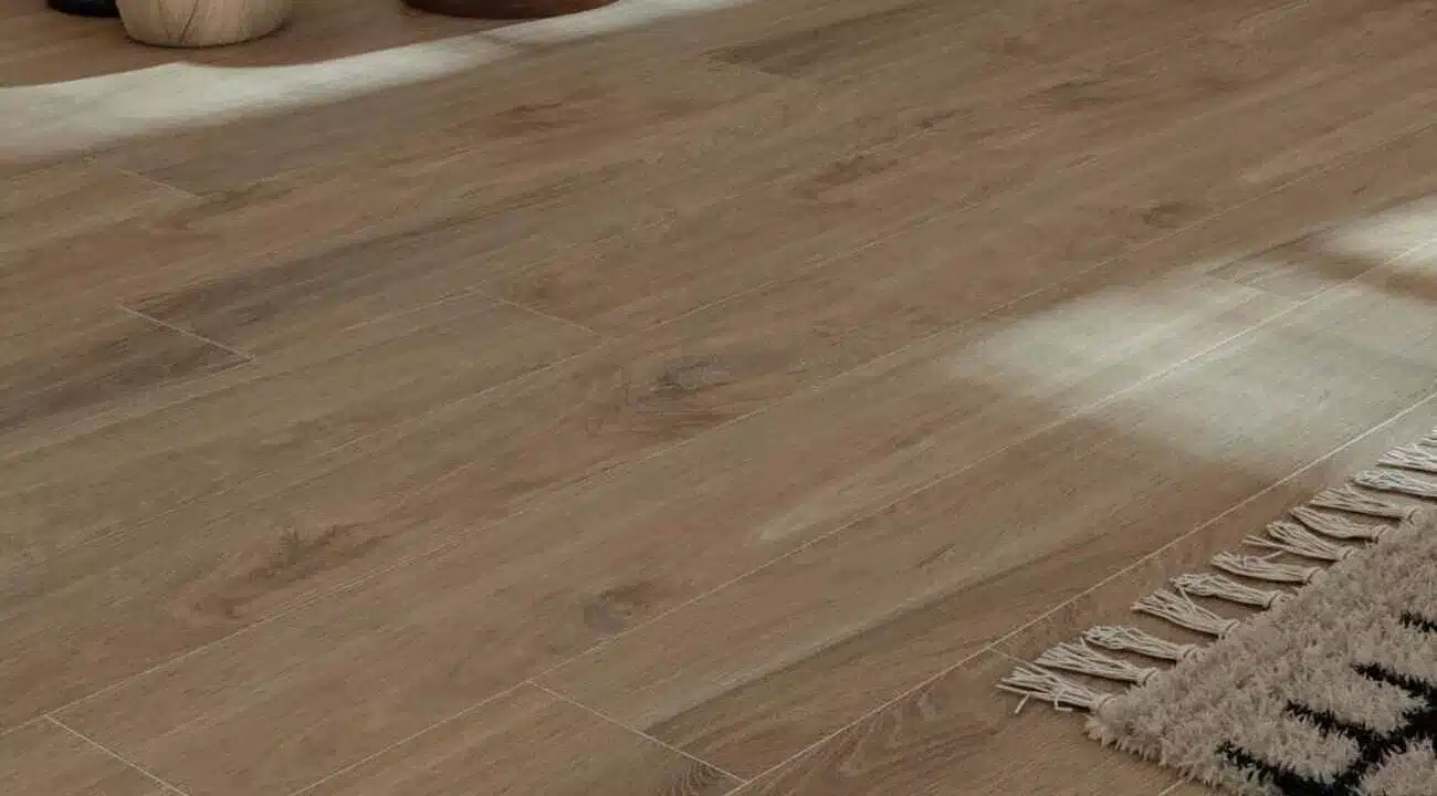 IS IT WORTH USING VINYL FLOORING IN THE KITCHEN? WHAT NO ONE TELLS YOU ABOUT THIS MATERIAL 5 Outro ângulo do piso vinílico, com foco nos detalhes.