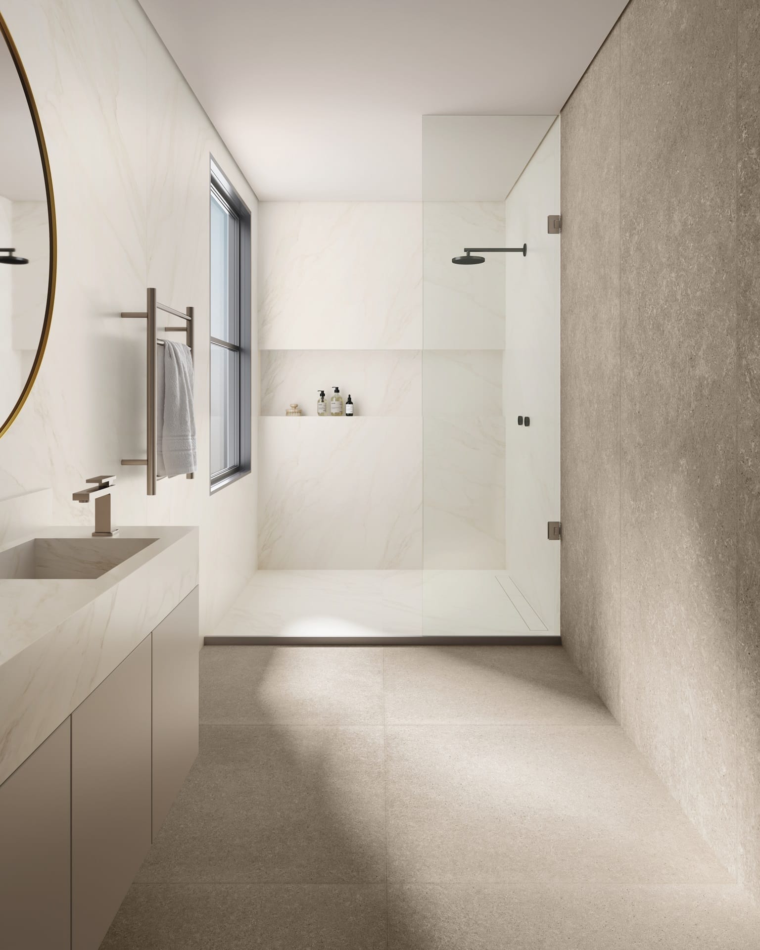 Banheiro em tons claros e neutros, com porcelanato mármore carrara dentro e fora do box.