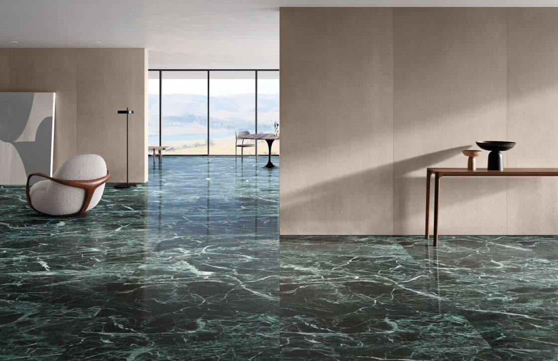 Sala ampla e minimalista com piso em mármore verde