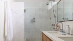 Foto de porta de vidro para banheiro