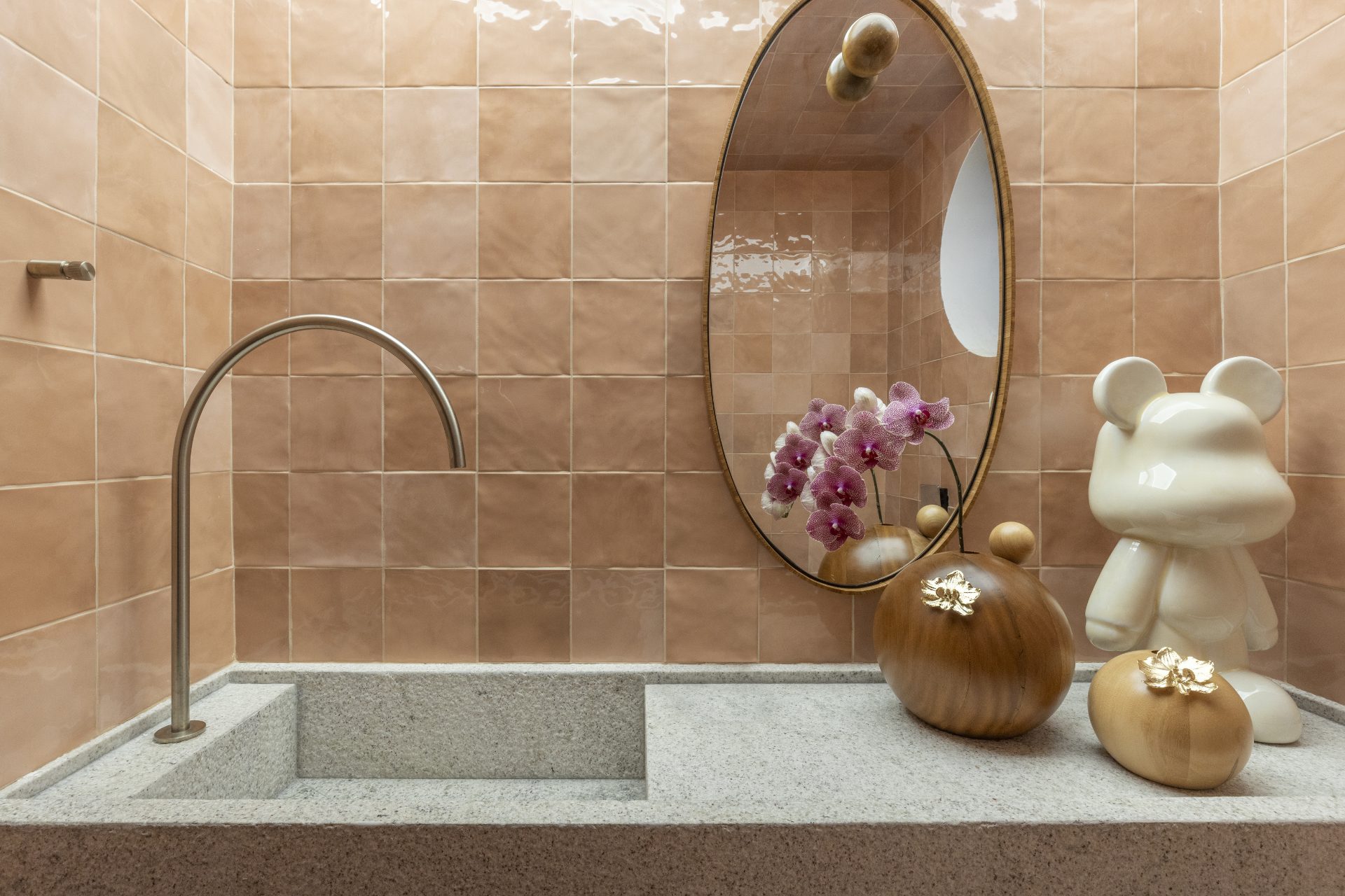 Peach Fuzz: 6 Options for Peach-Colored Tiles to Embrace the Trend 3 Bancada de banheiro com revestimento cor pêssego ao fundo