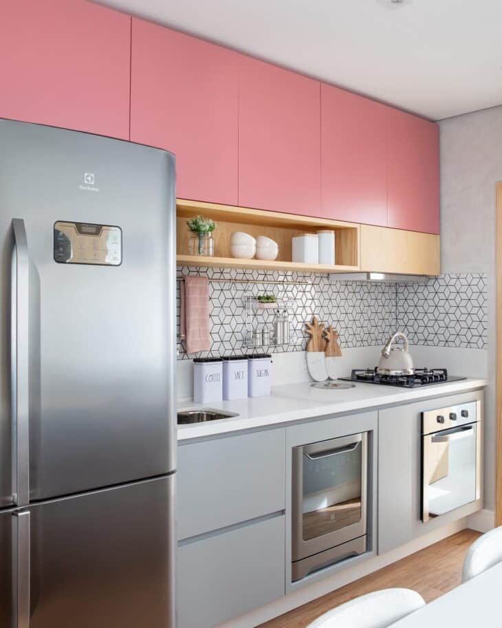 A rodabanca tem a função de proteger a parede da cozinha