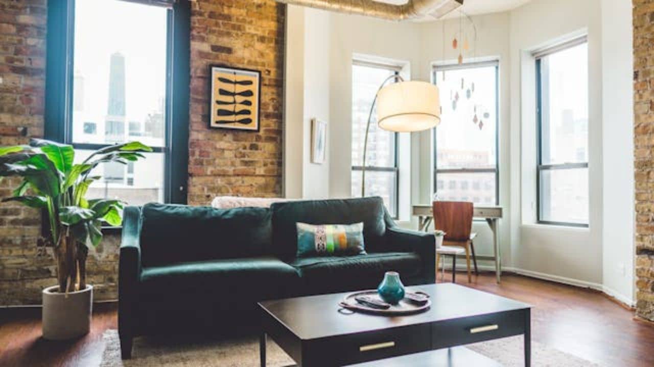 5 itens essenciais para uma sala de estar instantaneamente mais bonita, segundo uma designer de interiores. Foto: Pexels