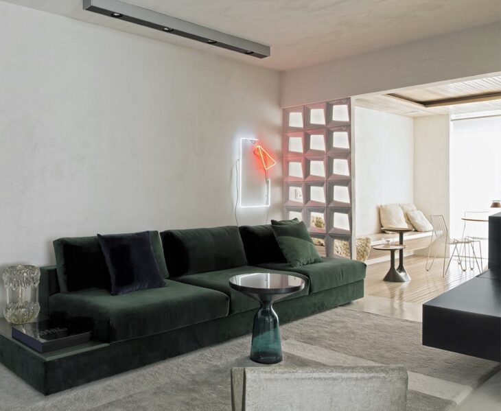 Modern Sofas: 80 Stylish and Comfortable Models for Your Living Room 7 Sofás com almofadas coloridas que trazem destaque ao ambiente.