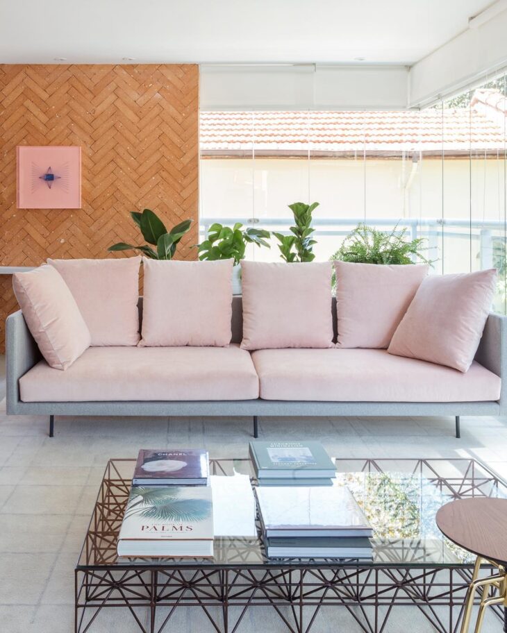 Modern Sofas: 80 Stylish and Comfortable Models for Your Living Room 2 Sofá moderno em azul, trazendo suavidade à decoração.