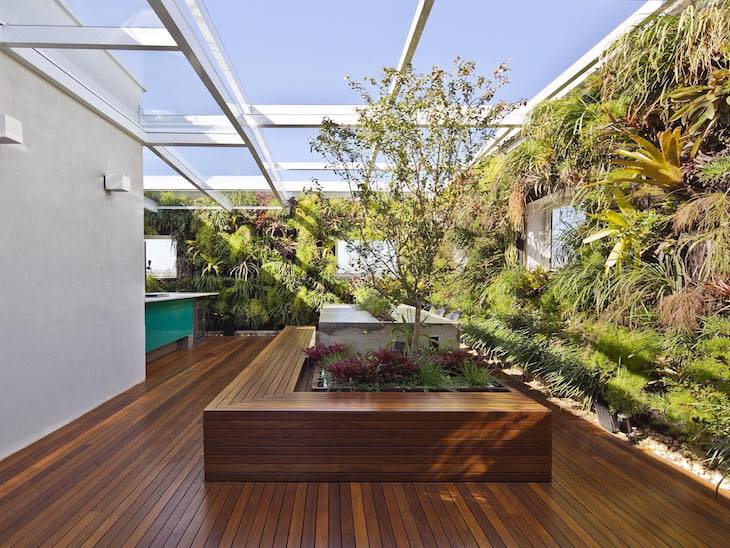 Imagem de um telhado de vidro que oferece iluminação natural ao ambiente, destacando o design moderno da construção.