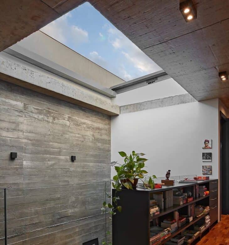 Foto de um telhado de vidro utilizado em uma construção.