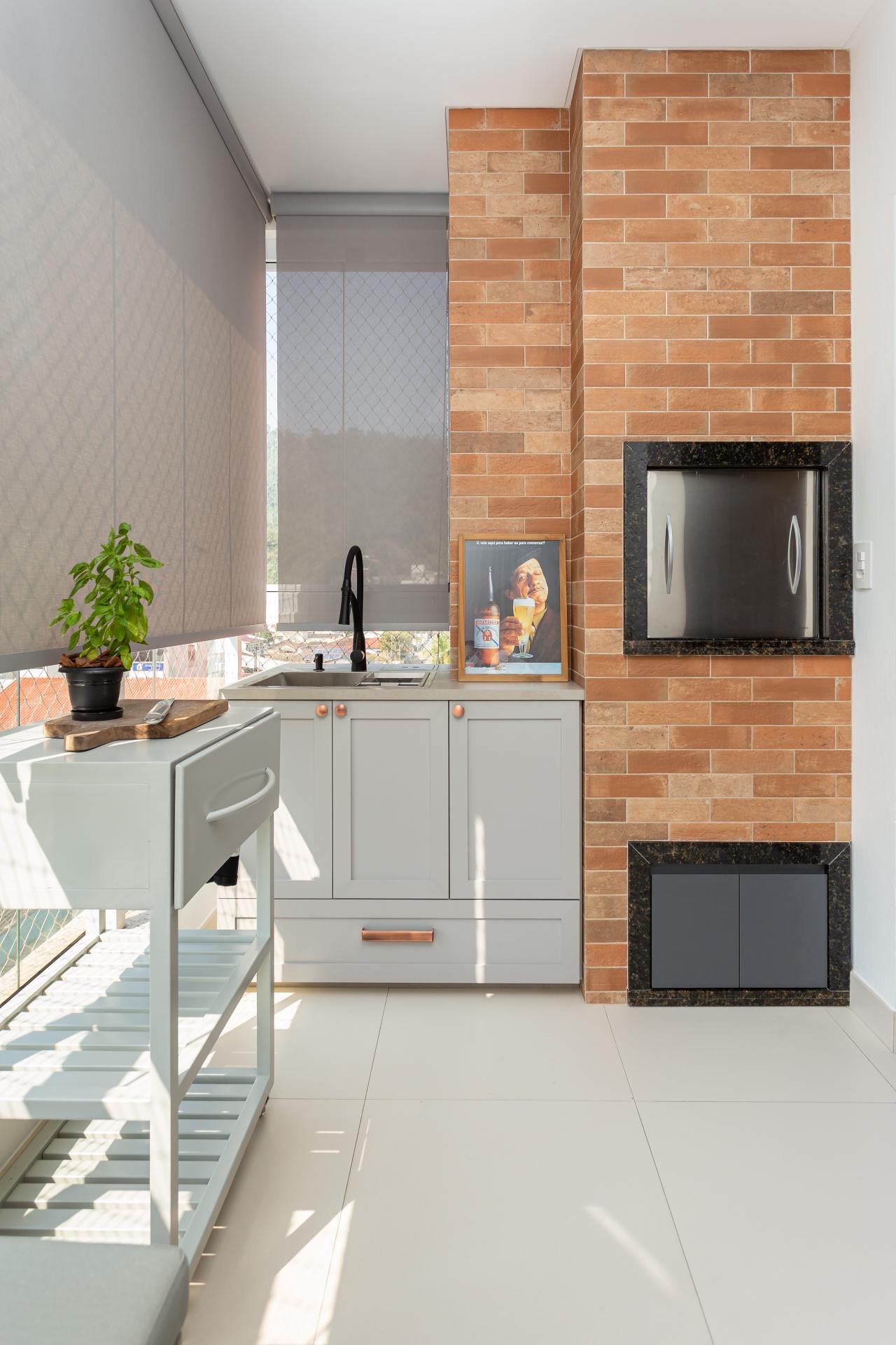 A parede que aparenta ter sido feita com tijolos tradicionais, na verdade, foi coberta pelo revestimento Tom Brick, da linha Taylor Made Bricks, da Portobello (Projeto: Oficina de Morar)