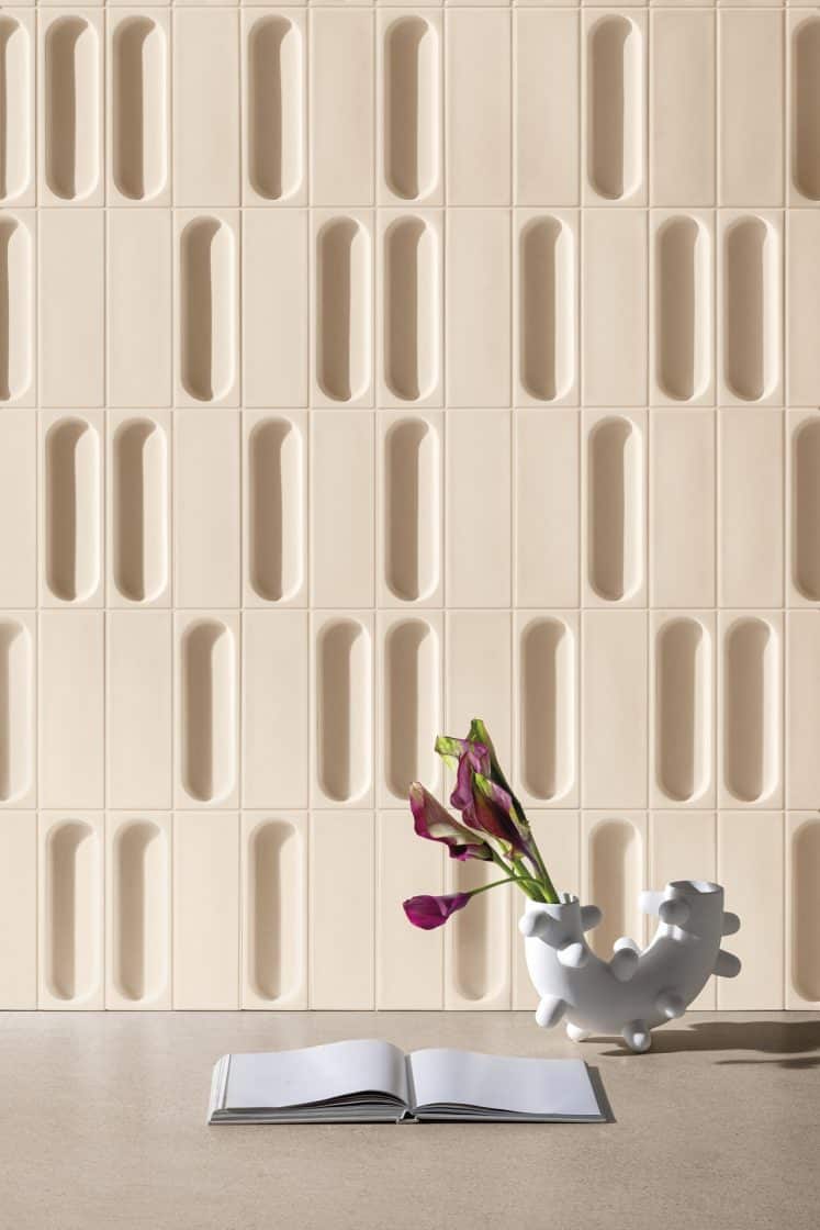 Textured Wall Coverings: Decoration to See and Feel 9 Painel decorativo que reforça a importância do design minimalista e versátil.
