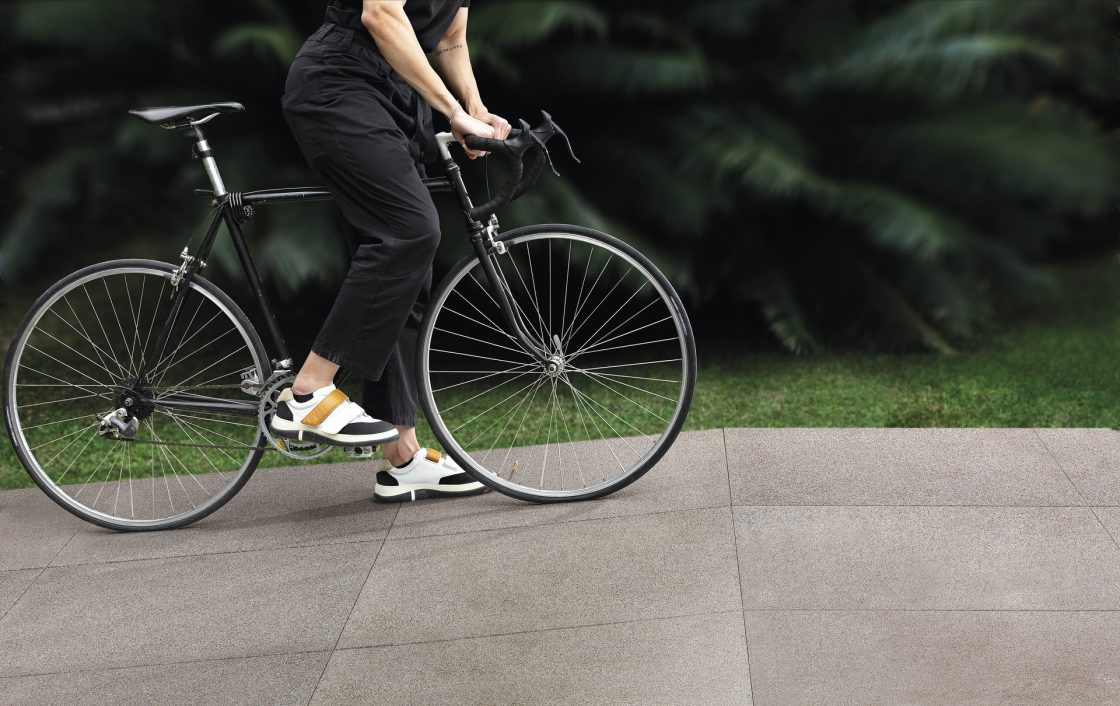 Outdoor Flooring: Discover the Best Options 7 bicicleta em cima do piso resistente