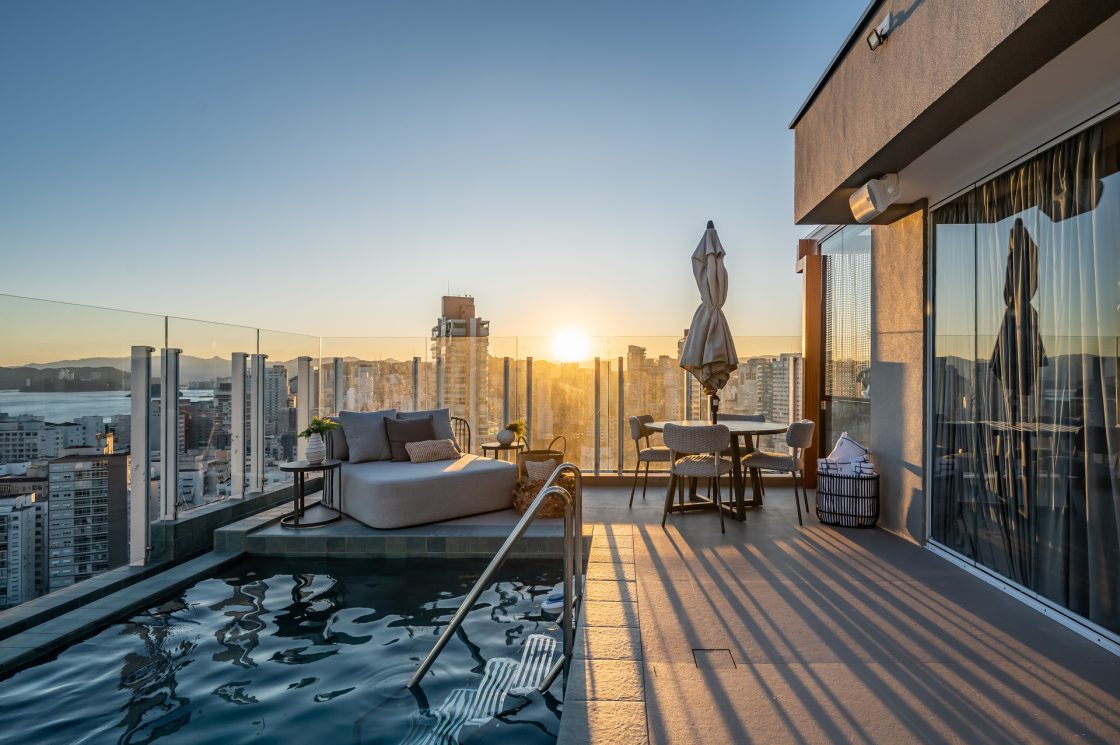 Cobertura com área externa e piscina, porcelanato EXT, vista com pôr do sol