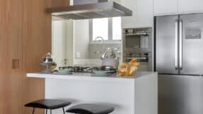 Cozinha planejada com aproveitamento otimizado do espaço.