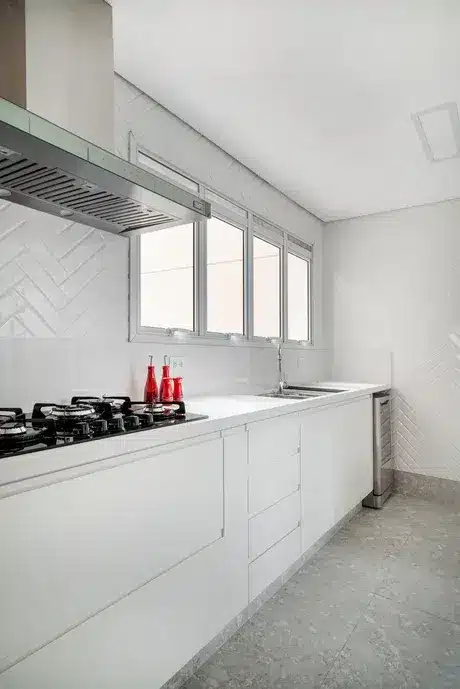Fish Scale vs. Herringbone Patterns: Key Differences and Inspirations 2 Cozinha com paredes em revestimento de escama de peixe de cor branca. Móveis brancos.
