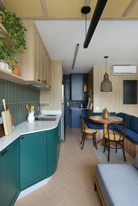 Fish Scale vs. Herringbone Patterns: Key Differences and Inspirations 7 Cozinha com paginação escama de peixe no piso em cor nude. Móveis da cozinha em azul marinho.