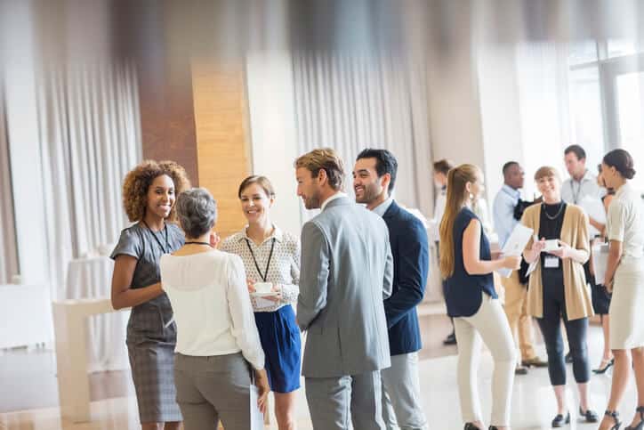 Marketing Strategies for Architects: How to Attract More Clients 9 Imagem que demonstra a importância do networking e parcerias para arquitetos.