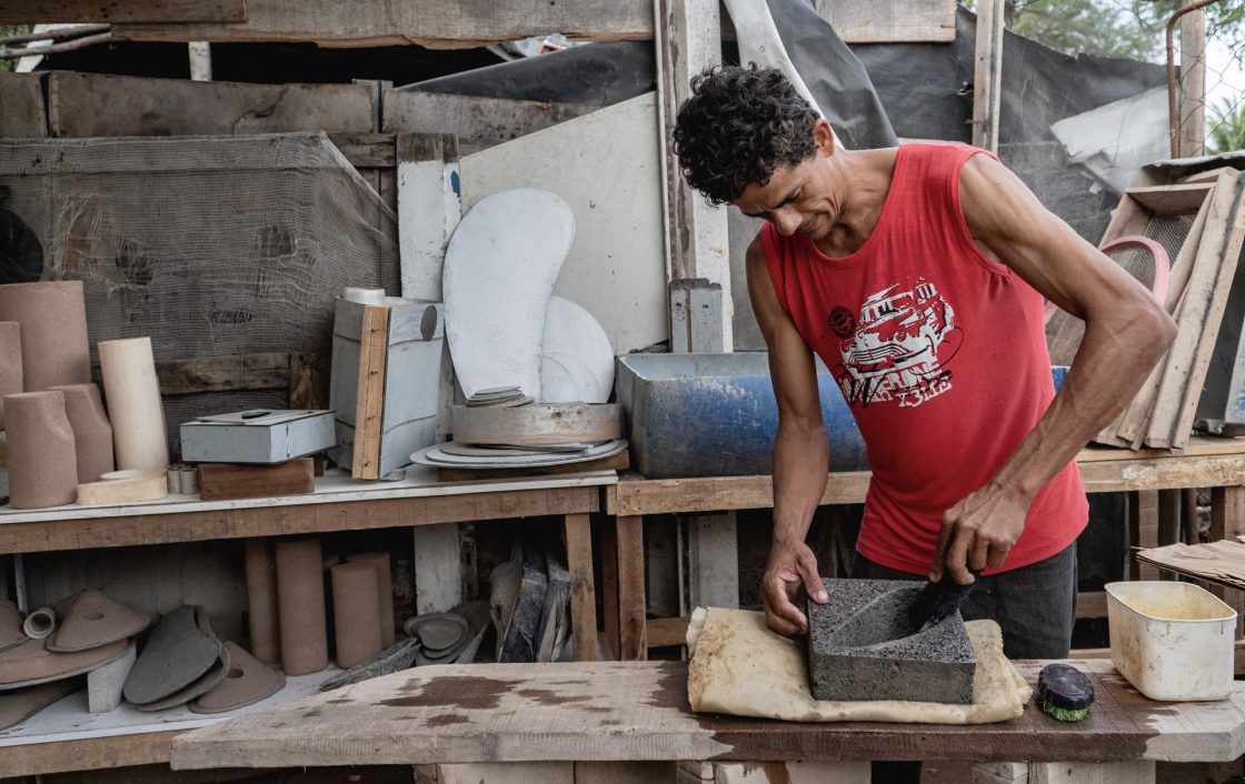 Itamacio dos Santos é artesão local que contribui para o desenvolvimento do cobogó Mundaú.