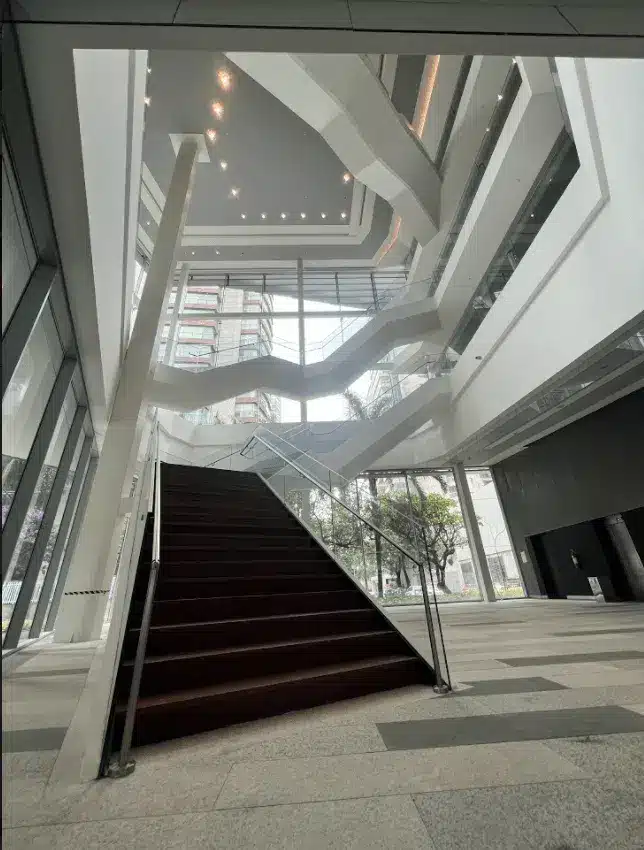 Imagem mostrando a estrutura do teto do Teatro B32 com suas vigas e pontes rolantes.