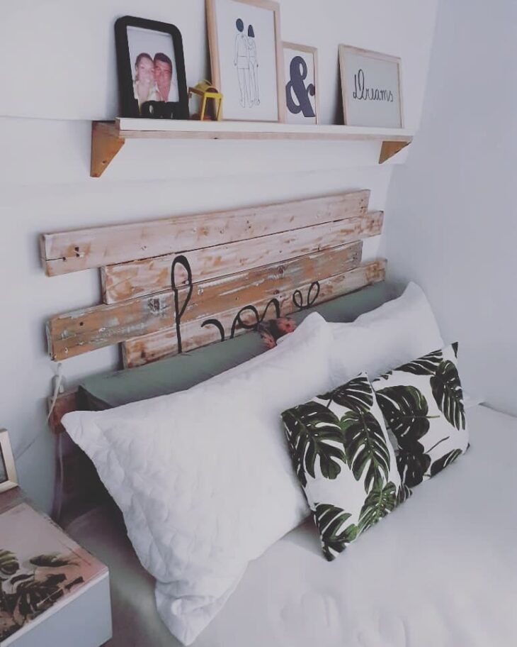 Transform Your Decor with Pallets: 48 Surprising Ideas for an Eco-Friendly Home 9 Cabeceira de pallet com acabamento rústico, destacando seu charme.