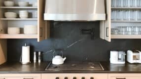 Foto de como organizar armário de cozinha