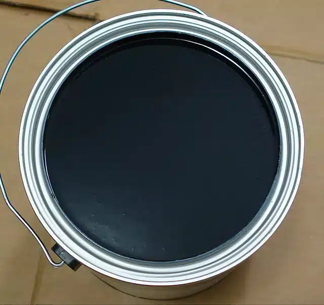 Latão de tinta indicando a quantidade necessária para pintura.