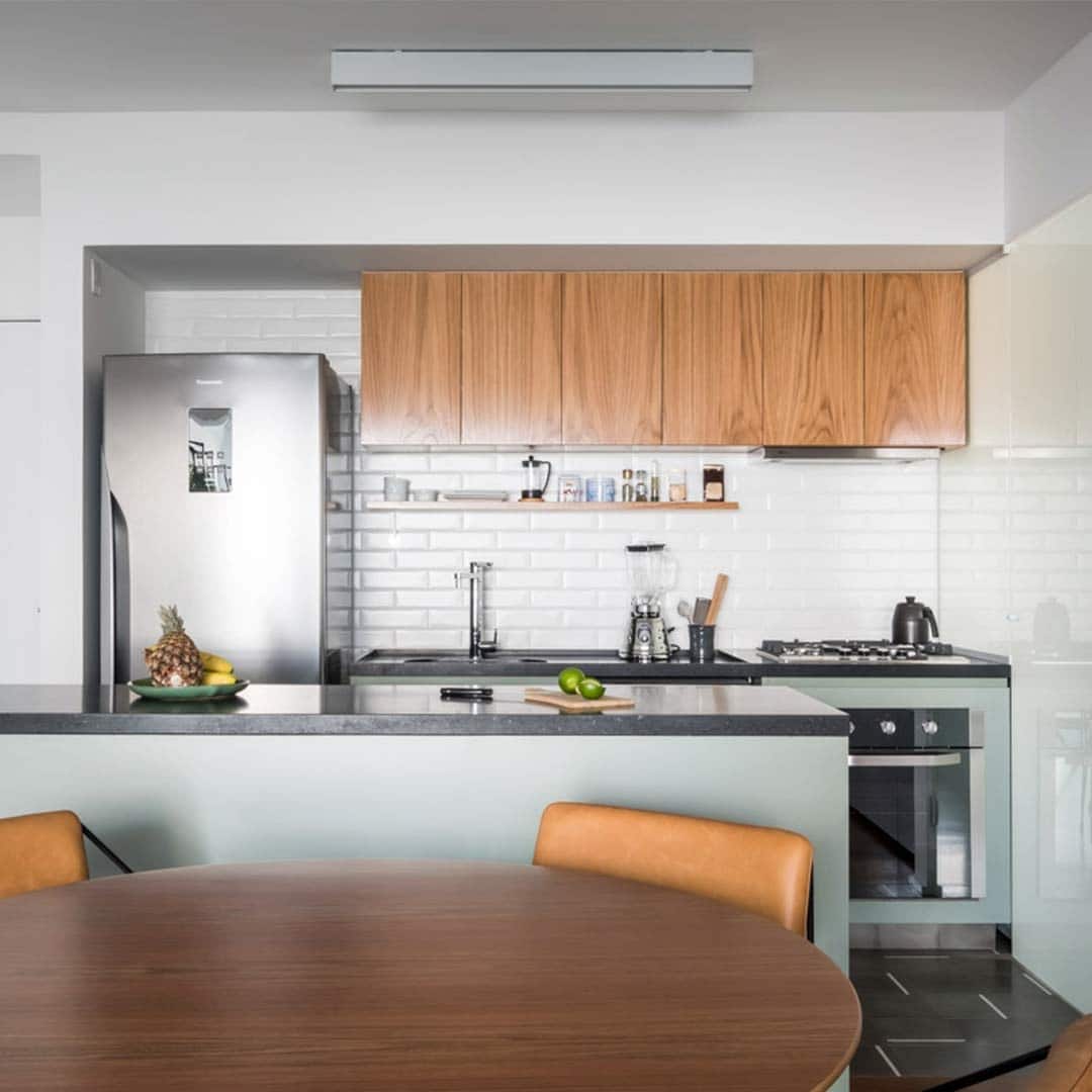 Cozinha minimalista e prática.