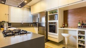 Ambiente com cores neutras e piso de fácil manutenção.