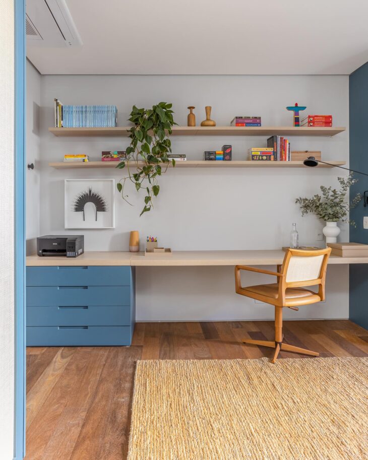 Imagem da decoração de um home office que apresenta cores e detalhes únicos.