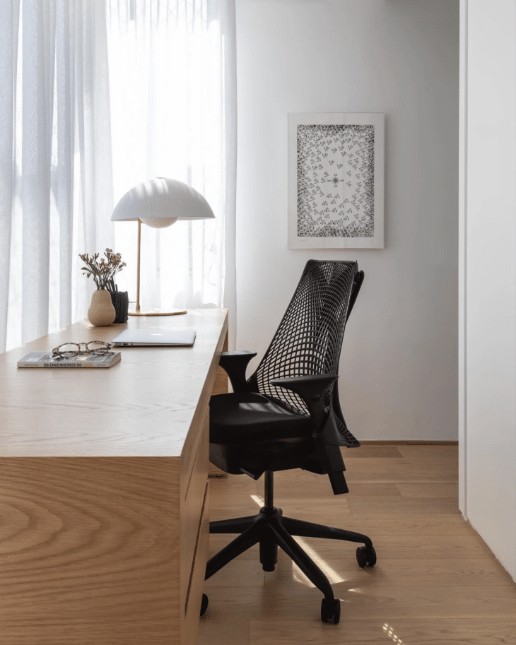 Imagem da decoração de home office mostrando uma disposição elegante e funcional.