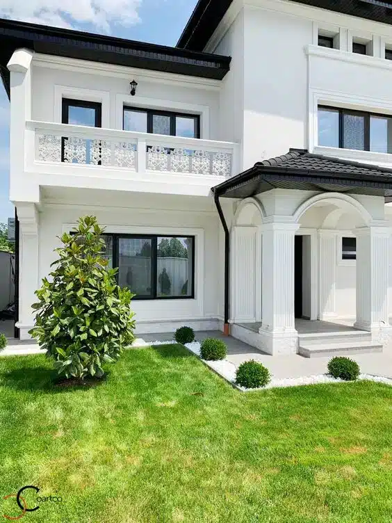 9 Facade Inspiration Ideas to Find Your Dream Home Style 3 Fachada de casa com pintura branca e elementos.