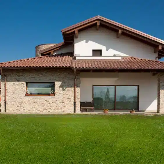 9 Facade Inspiration Ideas to Find Your Dream Home Style 5 Combinação rústica da fachada com tijolos vermelhos aparentes com pintura branca clássica.