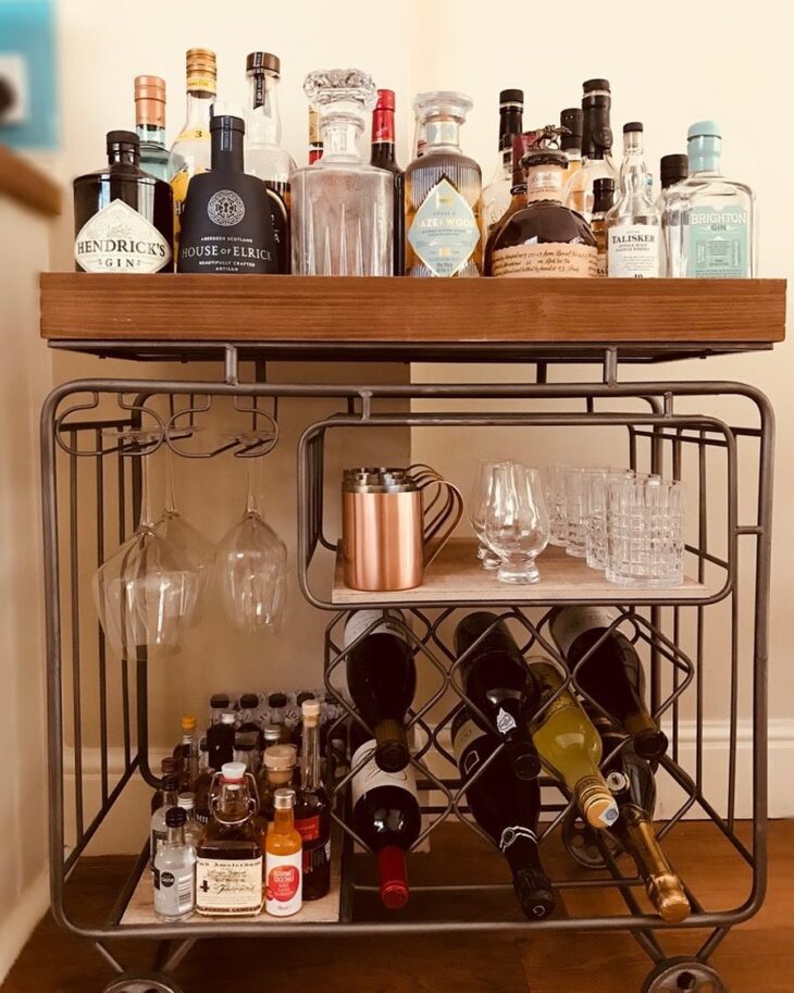 Foto de home bar 1 - Pequeno bar com metal
